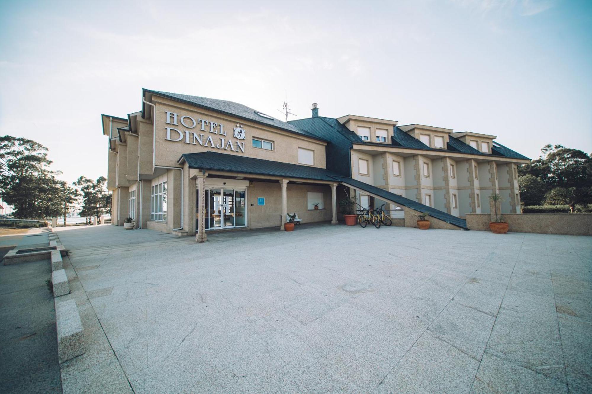 וילאנואבה דה ארוסה Hotel Dinajan מראה חיצוני תמונה