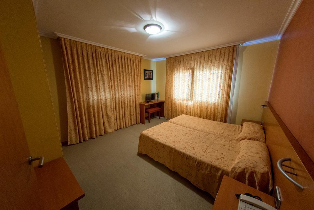 וילאנואבה דה ארוסה Hotel Dinajan מראה חיצוני תמונה