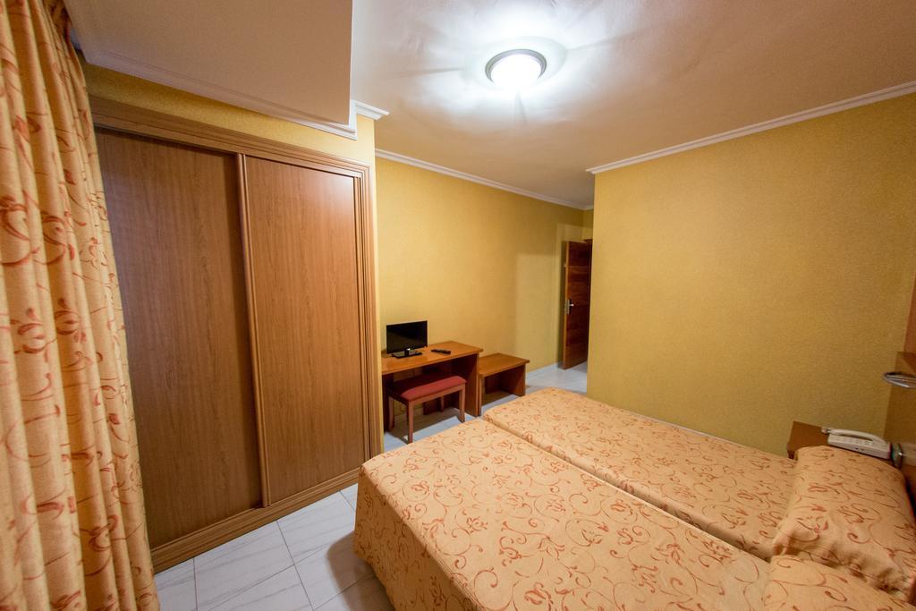 וילאנואבה דה ארוסה Hotel Dinajan מראה חיצוני תמונה