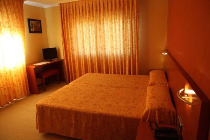 וילאנואבה דה ארוסה Hotel Dinajan מראה חיצוני תמונה